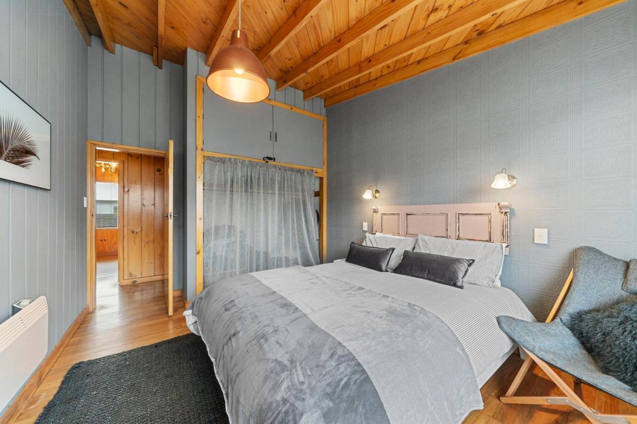 The Walnut Tree House - Martinborough Holiday Home Exterior foto