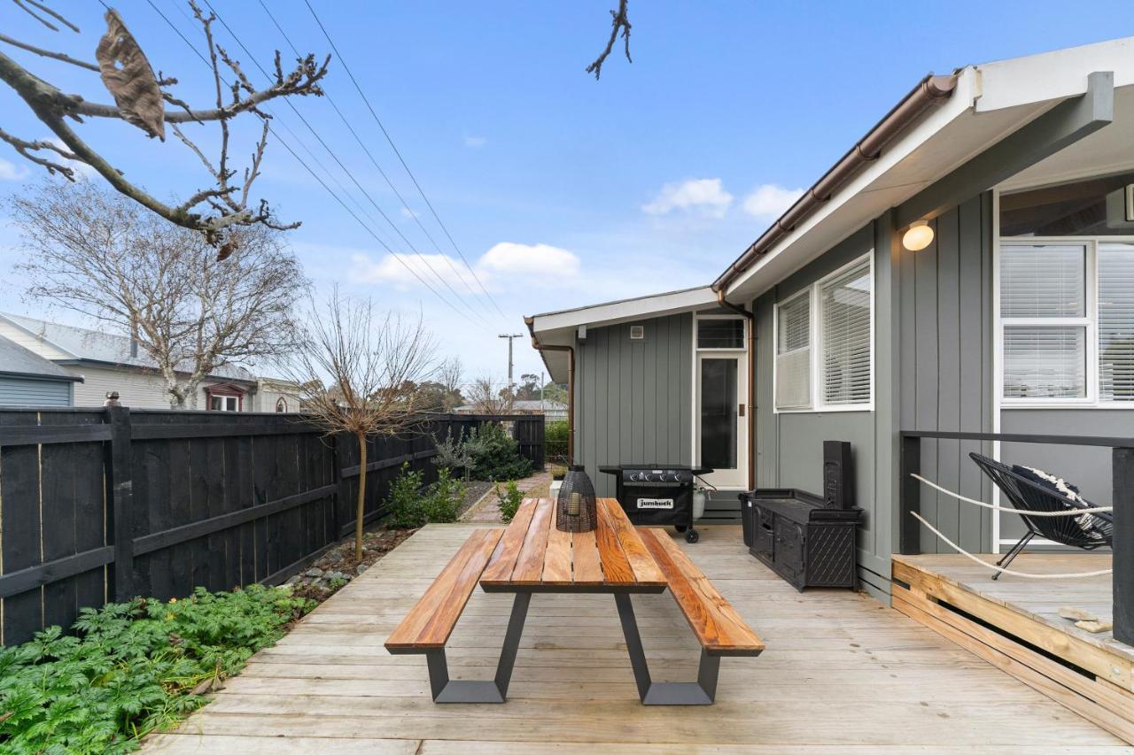 The Walnut Tree House - Martinborough Holiday Home Exterior foto